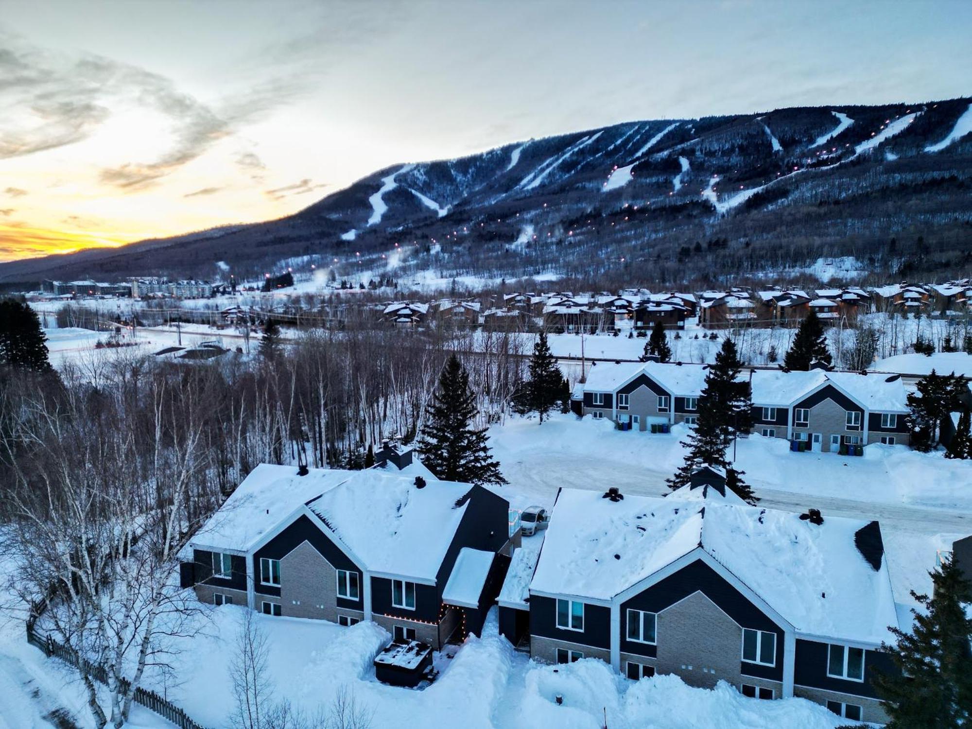 Chalets Montmorency Mont-Sainte-Anne ภายนอก รูปภาพ
